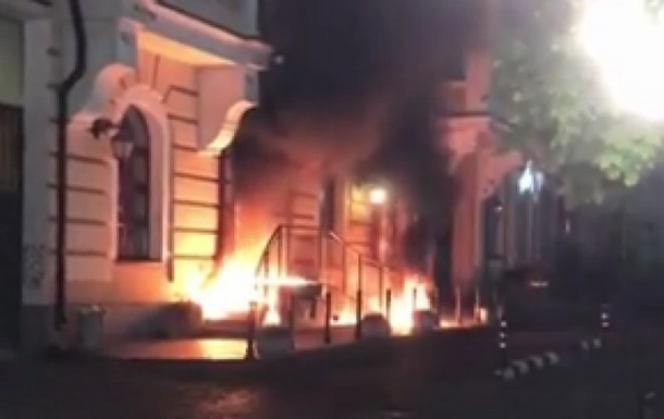 У Києві загорівся будинок на Воздвиженці