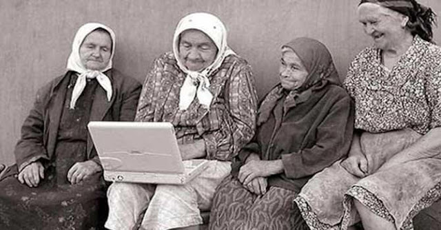 bilgisayar kullanan yaşlı kadın