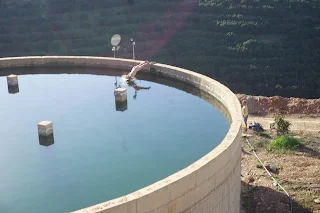 Big full water tank, Danielle jumps in the water