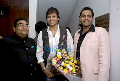 Vivek Oberoi at Dr Batra's art exhibition picture