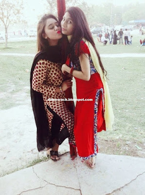 Desi Hot Girls Kissing Romantic Pictures Gallery 