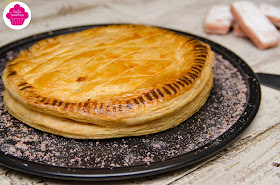 Galette frangipane et poudre de biscuits roses