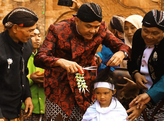 Ganjar Pranowo mencukur Rambut Anak Rambut Gimbal
