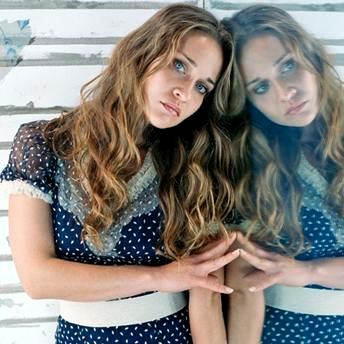 Foto de Fiona Apple y su reflejo