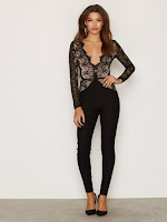 https://nelly.com/be/womens-fashion/clothing/jumpsuit/rare-london-475/long-sleeve-lace-plunge-jumpsuit-475824-5680/
