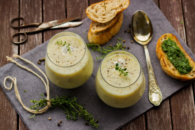 Kartoffelcremesuppe mit Rucola-Crostinis