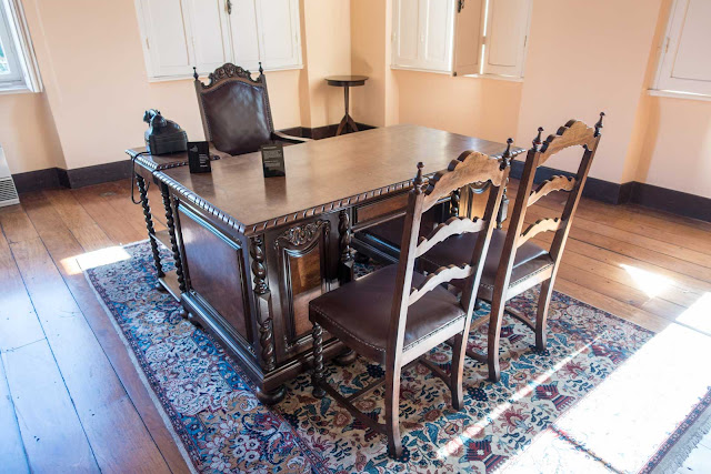 A antiga mesa do gabinete do prefeito