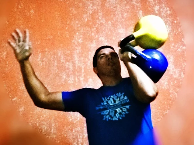 Eu carregando meus Kettlebells