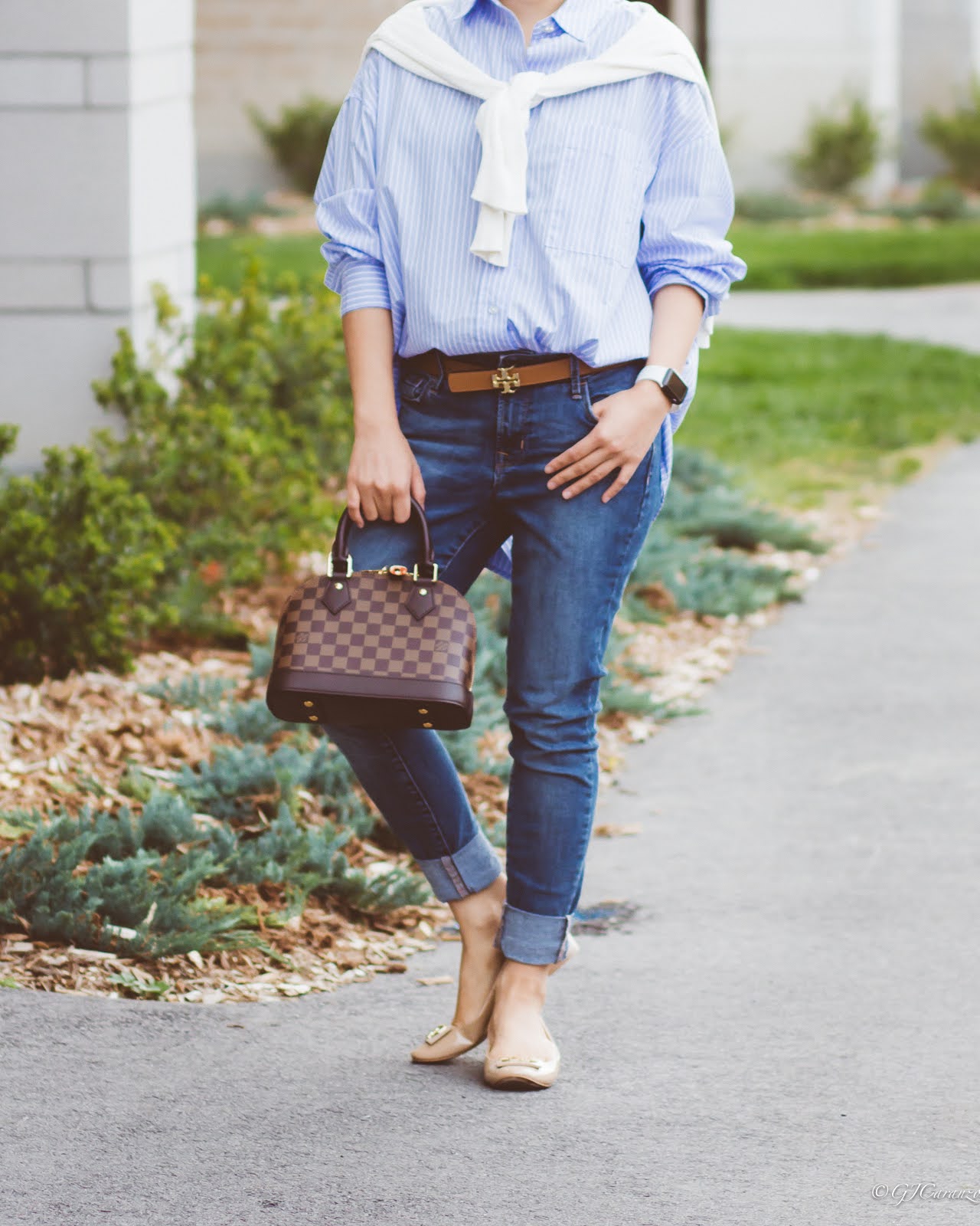 oversize stripe shirt_blue jeans_rayban blue aviator sunglasses_louis vuitton alma bb bag_tory burch reversible belt_nude patent pumps_petite fashion_white sweater_mom style