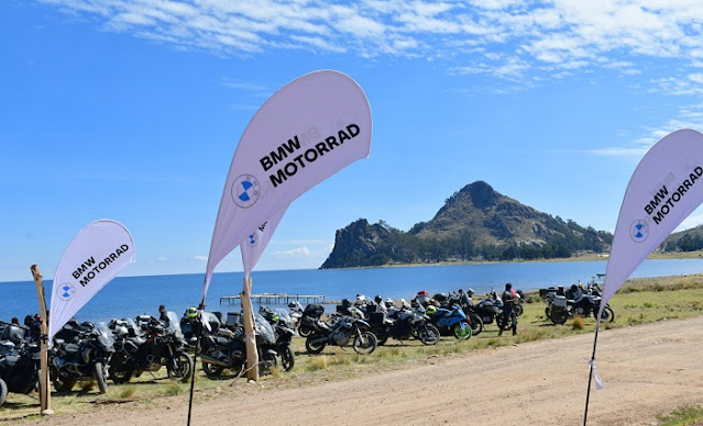 “Riders” de BMW Motorrad se ajustaron los cascos para una nueva aventura hacia el Dragón Dormido en La Paz