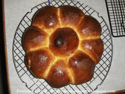 photo of rolls after they have baked using egg wash