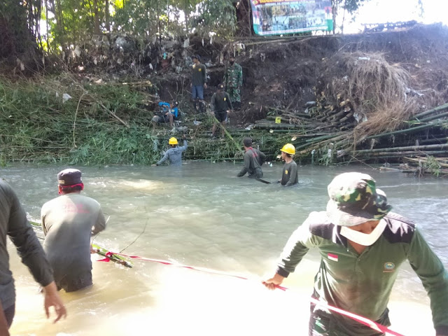 Koramil Pedan Bersama Masyarakat Bersihkan Sungai Kaligawe