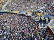 . perto ou no reduto do Boca Juniors, o estádio La Bombonera.