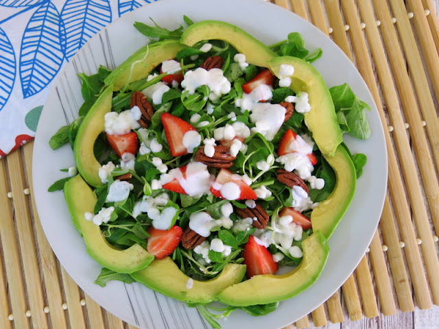 ENSALADA DE AGUACATE CON FRESAS Y NUECES