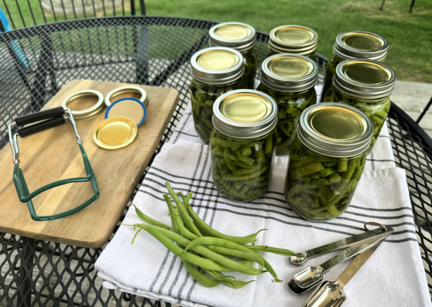 Southern mom mixes 2 things with her canned green beans to make