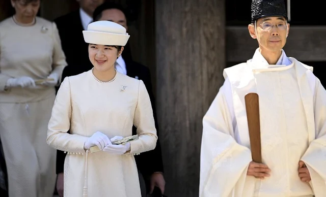 Japanese Princess Aiko wore a white silk satin long dress and hat, pearl brooch and earrings. Aiko offers sacred branch