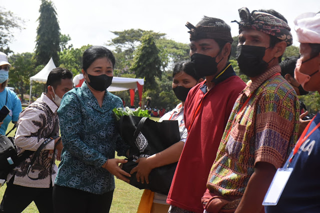   Ny. Antari Jaya Negara Hadiri Pasar Rakyat "Berbelanja Dan Berbagi" TP PKK Provinsi Bali