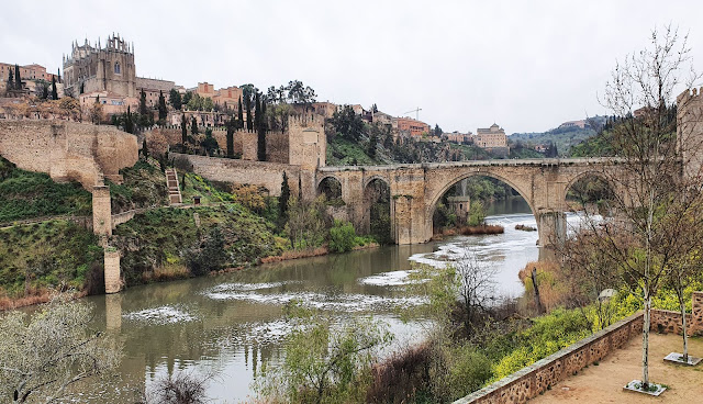 Photo 2/28 - Le Puente de San Martin enjamb...