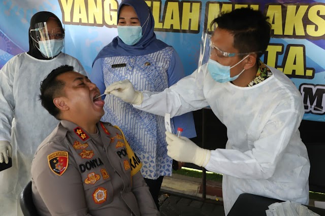 Ratusan Polisi yang Bertugas Sekat Pemudik di Mojokerto Jalani Tes Swab PCR.