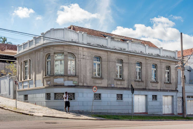  Casa situada na Rua Desembargador Ermelino de Leão, esquina com a Alameda Augusto Stellfeld