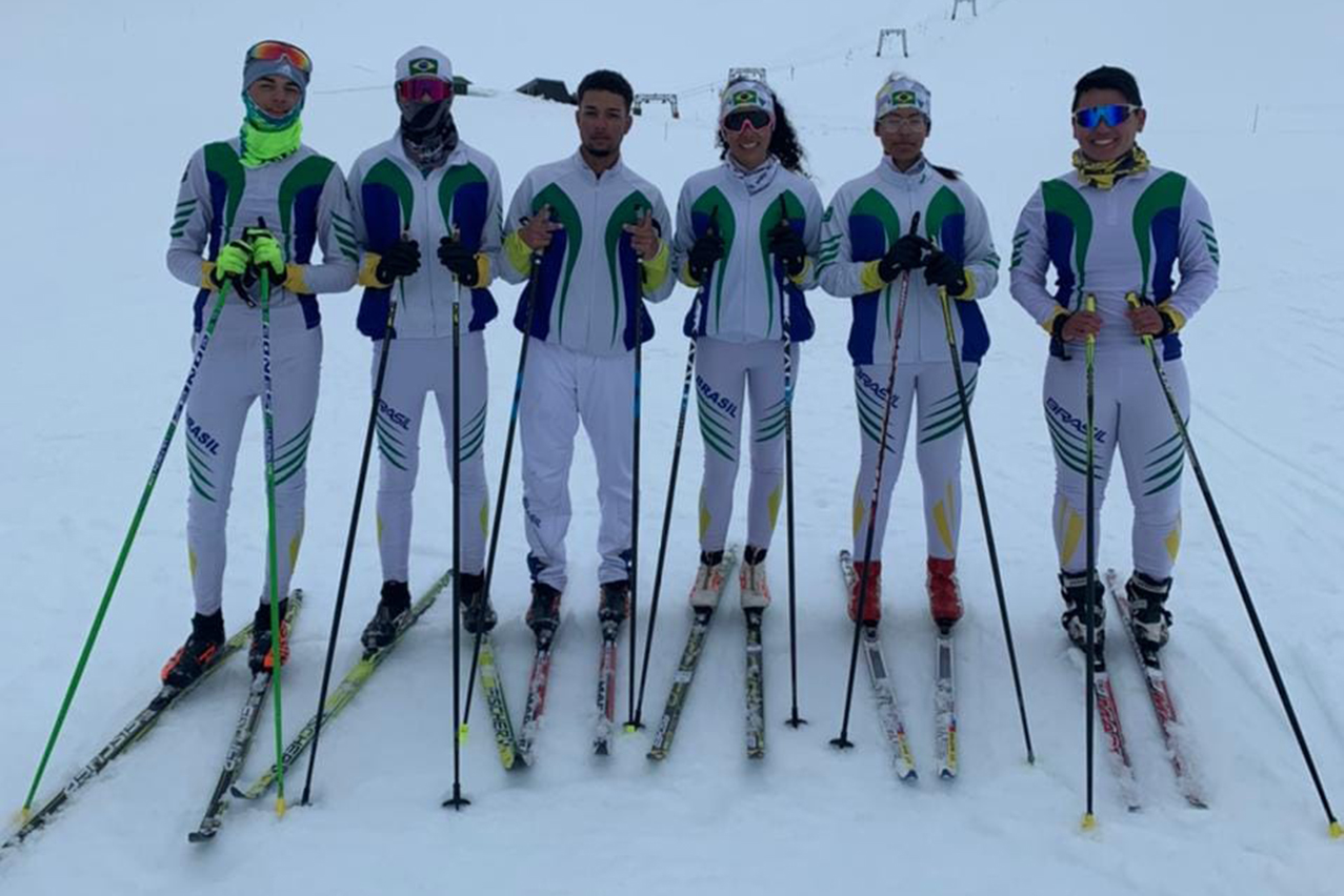 Jovens esqui cross-country participam de esportes de neve do Brasil pela primeira vez