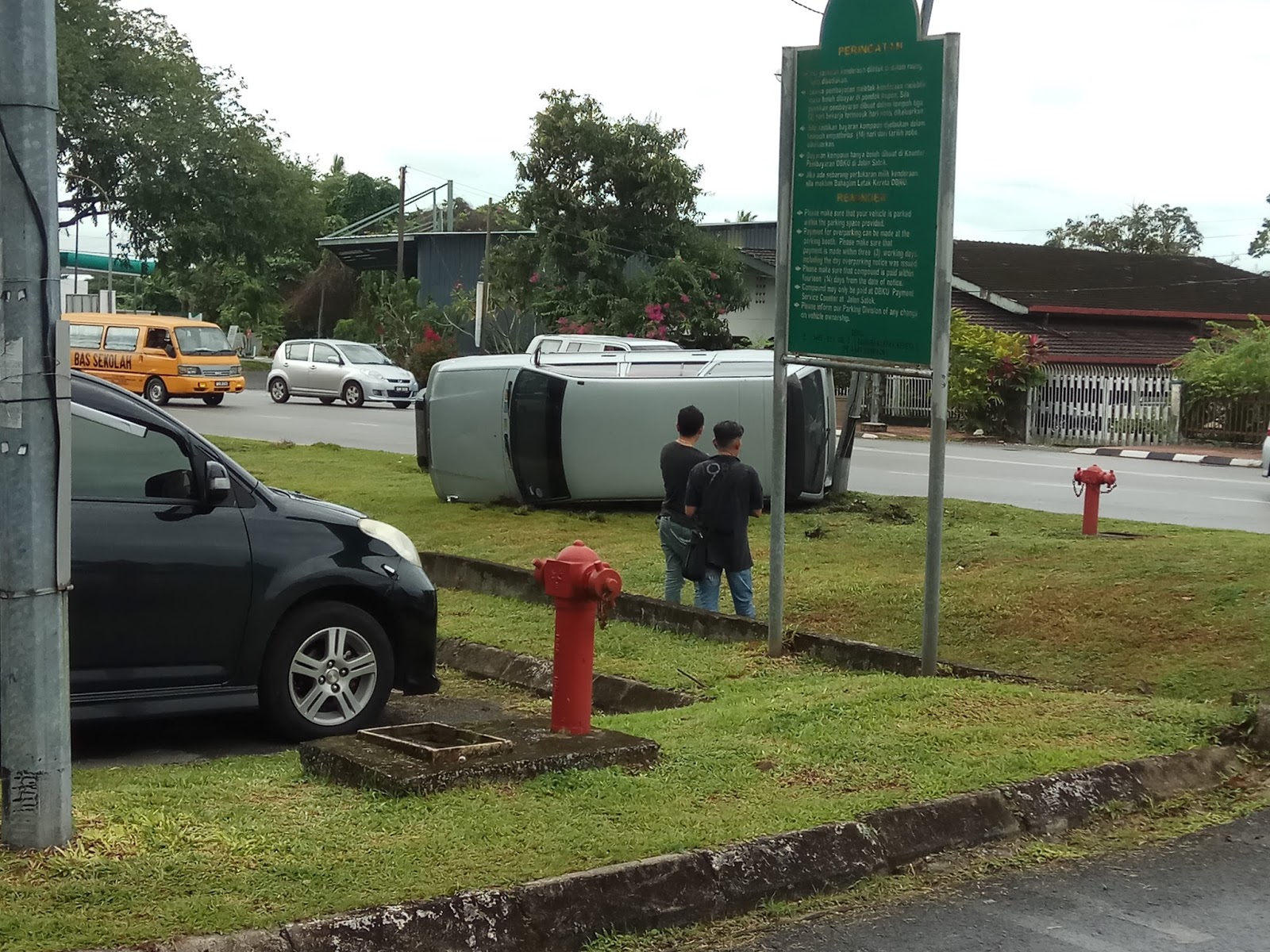 Kemalangan kereta terbalik di Jalan Kulas