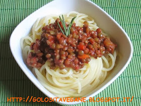 aglio, alloro, carote, cipolle, lenticchie, lenticchie umbre, peperoncino, Preparazioni di base, ragù, ricette vegan, rosmarino, salsa pomodoro, sugo, vino bianco, 