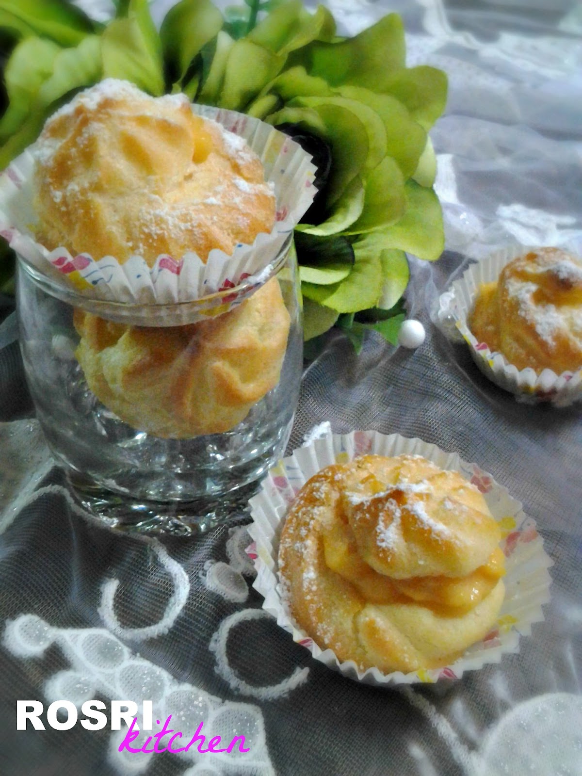 ROSRI kitchen: Cream Puff With Swan Cream Puff