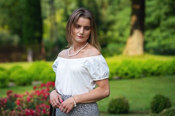 Czarno biały look w stylizacji na lato | Biała bluzka i spódnica midi z printem - Czytaj więcej »