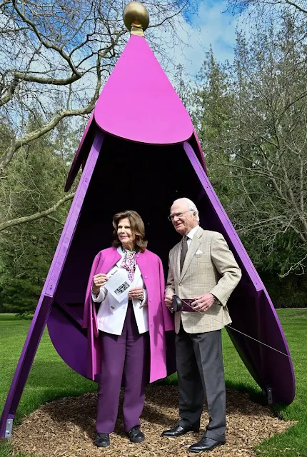 Queen Silvia wore a fuchsia wool coat and white jacket by Georg et Arend. Visual artist Yrjo Edelmann' Fuchsia Stories exhibition