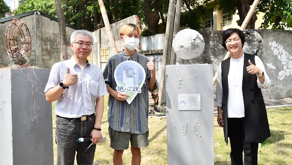 ▲「時間軸」中興莊藝術介入空間計畫作品展覽，地心說作品前合影。（記者林明佑翻攝）