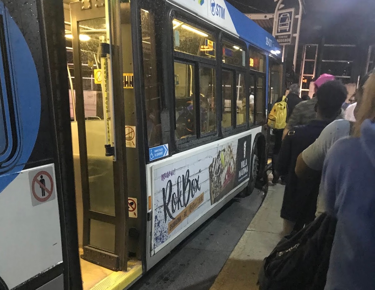 Fila para entrar no ônibus em Montreal