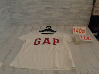 中古品　子供服　１４０ｃｍ　ＧＡＰ　ホワイト　半袖Ｔシャツ　１１０円