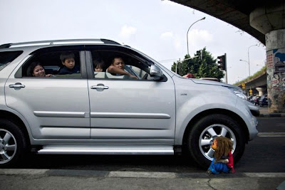 Performing Street Monkeys of Indonesia Seen On www.coolpicturegallery.us