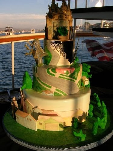 It kind of reminds me of this Edward cake love sweet hogwarts cake reminds
