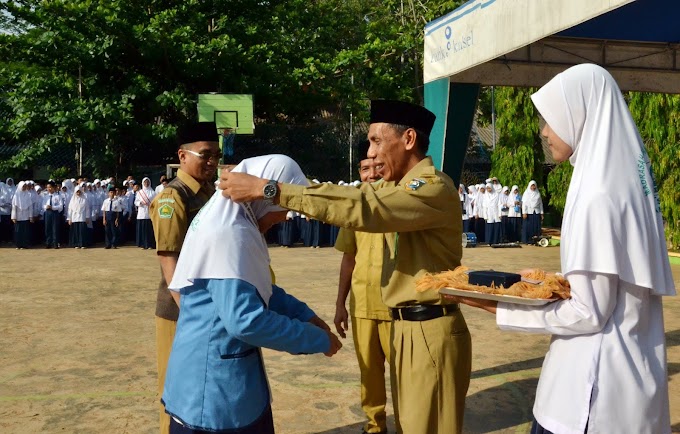 Ka.Kankemenag Berikan Penghargaan Pada Pembina dan Peraih Mendali KSM