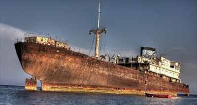 Havana | A Guarda Costeira cubana anunciou esta manhã, que eles tinham interceptado um navio que desapareceu em dezembro de 1925 e desde então tem sido ligado à lenda do Triângulo das Bermudas.   As autoridades cubanas avistaram o navio pela primeira vez em 16 de maio, perto de uma zona militar restrita, a oeste de Havana. Eles fizeram muitas tentativas frustradas de se comunicar com a tripulação, até que então, finalmente, mobilizaram três barcos de patrulha para interceptá-lo.  Quando eles chegaram, eles ficaram surpresos ao descobrir que o navio na verdade era um navio de quase 100 anos de idade identificado como o Cotopaxi, um nome famoso associado à lenda do Triângulo das Bermudas. Não havia ninguém a bordo e o navio parecia ter sido abandonado por décadas, sugerindo que isso poderia realmente ser o cargueiro tramp que desapareceu em 1925.  Uma busca exaustiva do navio levou à descoberta do diário de bordo do capitão. Foi, de fato, associado ao ''Clinchfield Navigation Company'', os proprietários da SS Cotopaxi, mas não trouxe nenhuma pista sobre o que aconteceu com o navio ao longo dos últimos 90 anos.  Um Especialista cubano, Rodolfo Salvador Cruz, acredita que diário de bordo do capitão é autêntico. Este documento está cheio de informações preciosas sobre a vida da tripulação antes do desaparecimento do navio, mas as entradas de repente param em 01 de dezembro de 1925.    Em 29 de Novembro de 1925, a SS Cotopaxi partiu de Charleston, Carolina do Sul, e se dirigiu para Havana, Cuba. O navio tinha uma tripulação de 32 homens, sob o comando do capitão WJ Meyer, e estava levando uma carga de 2.340 toneladas de carvão. Foi dado como desaparecido dois dias depois.  O vice-presidente do Conselho de Ministros, general Abelardo Colomé, anunciou que as autoridades cubanas estavam indo conduzir uma investigação completa para elucidar o mistério do desaparecimento e reaparecimento do navio.  "É muito importante para nós entender o que aconteceu", diz o Geral Colomé. "Tais incidentes podem ser muito ruim para a nossa economia, por isso temos quer certificar-se que este tipo de desaparecimento não volte a acontecer. Chegou a hora de resolver o mistério do Triângulo das Bermudas, de uma vez por todas. "  O Triângulo das Bermudas é uma região vagamente definida que abrange a área entre Miami, Porto Rico e Bermuda, onde dezenas de navios e aviões desapareceram em circunstâncias misteriosas.    A cultura popular atribui muitos dos desaparecimentos para o tema paranormal e fenômenos sobrenaturais, ou à atividade de seres extraterrestres. Existe ate mesmo uma explicação, que pôs culpa em restos da tecnologia do mítico continente perdido de Atlântida.  Apesar da popularidade de todas estas teorias estranhas, a maioria dos cientistas nem sequer reconhecem a existência do Triângulo das Bermudas, e culpam erros humanos e fenômenos naturais pelos desaparecimentos.        O reaparecimento misterioso da SS Cotopaxi no entanto, já gerou muito interesse na comunidade científica e poderia empurrar alguns especialistas para mudar estudar finalmente esse mistério.