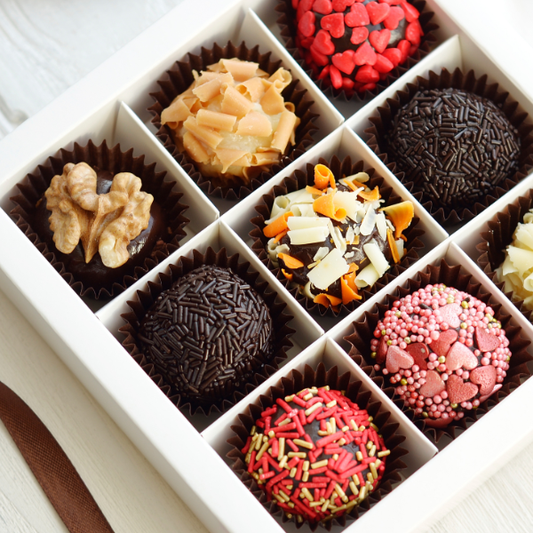 Renda extra no dia dos namorados com caixas personalizadas de brigadeiros gourmet