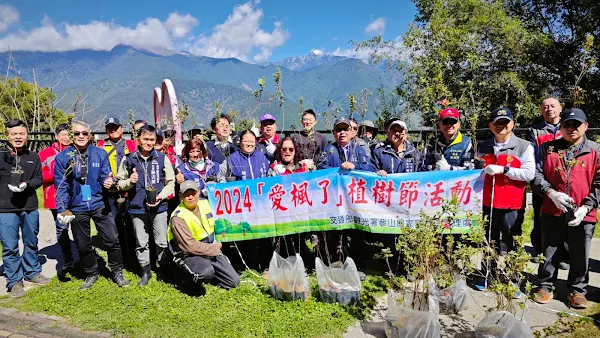 ▲參山處長曹忠猷在梨山「楓之谷-1956秘密花園」主持「愛楓了」植樹活動，共同種下350棵包括青楓及金毛杜鵑等苗木，擴大景區綠美化，落實推動生態永續旅遊。