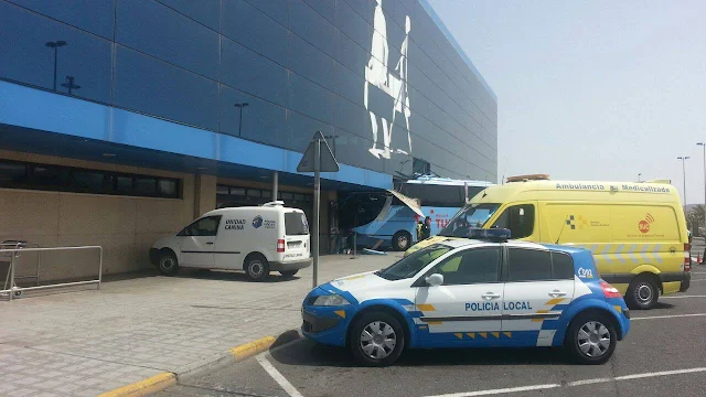 guagua choca contra edificio aeropuerto de Gran Canaria