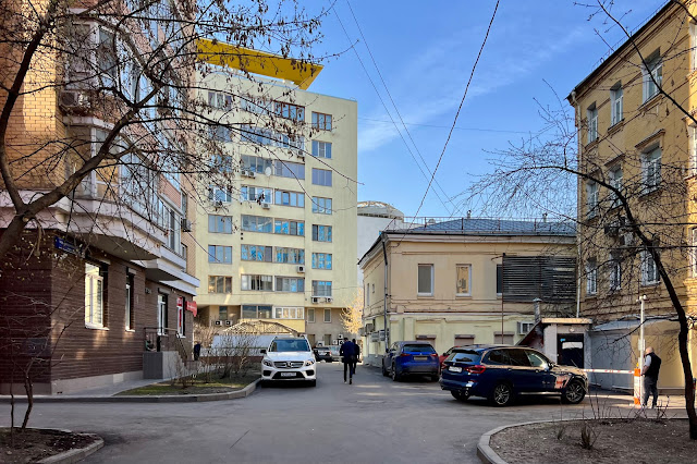 Большая Серпуховская улица, дворы, жилой дом 2008 года постройки, жилой комплекс «Серпуховские ворота» (построен в 2003 году), административное здание (построено до 1917 года)