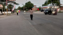 Cegah Kemacetan Arus Balik Lebaran, Polsek Balongan Lakukan Pengaturan Lalu Lintas di Perempatan Tegal Sembadra