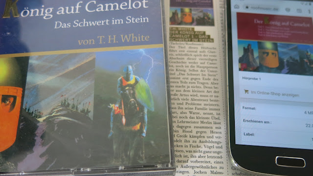 Links die erste CD-Box zu "Der König auf Camelot" gelesen von Jochen Malmsheimer, in der Mitte die Kritik dazu und rechts die Website von Roof Music auf dem Smartphone mit der kompletten Geschichte als mp3-CDs