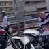 Βίντεο: Ο Μπέος και ένας άλλος άνδρας πλακώνονται με οδηγό μηχανής (vid)