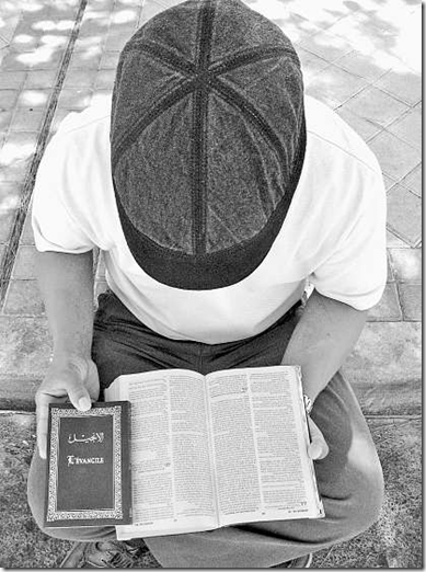 ex_muculmano_agora_cristao_lendo_a_biblia