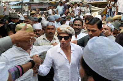 Shah Rukh Khan visits sacred Sufi Shrine