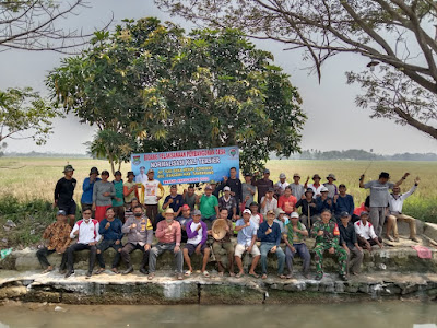 Warga Desa Mekar Kondang Gotong Royong Lakukan Normalisasi Kali Tersier di Kampung Tuis