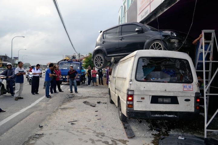 Kereta 'mendarat' atas van