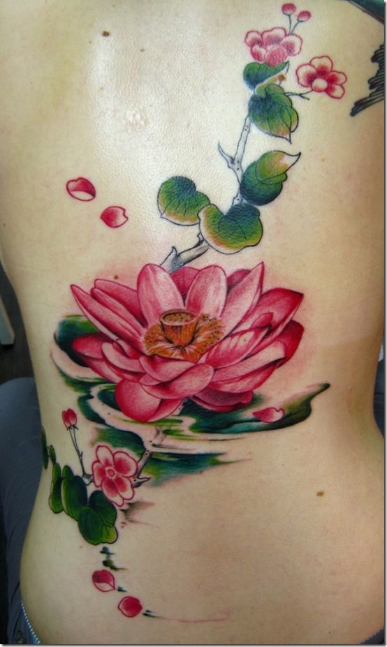 fleur_de_lotus_tatouage_avec_le_vert_des_vignes