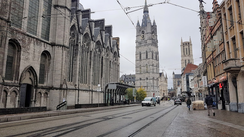 Korenmarkt 車站附近的景色，在聖尼閣老教堂 (Sint-Niklaaskerk) 旁，遠處是根特鐘樓 (Het Belfort van Gent) 與聖巴夫主教座堂 (Sint-Baafskathedraal)